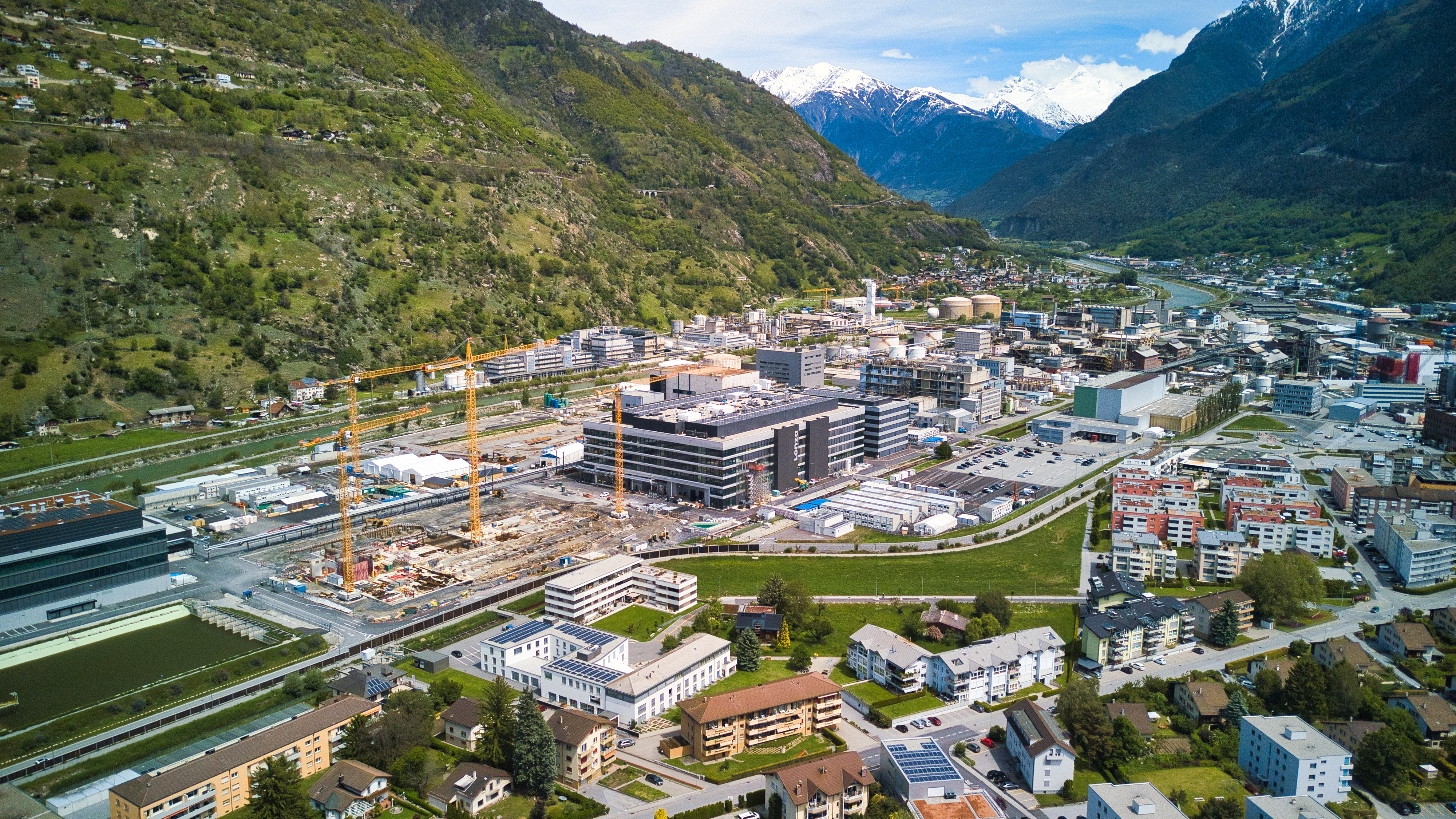 https://upload.wikimedia.org/wikipedia/commons/3/3c/Lonza_mit_Baustelle_in_Visp.jpg