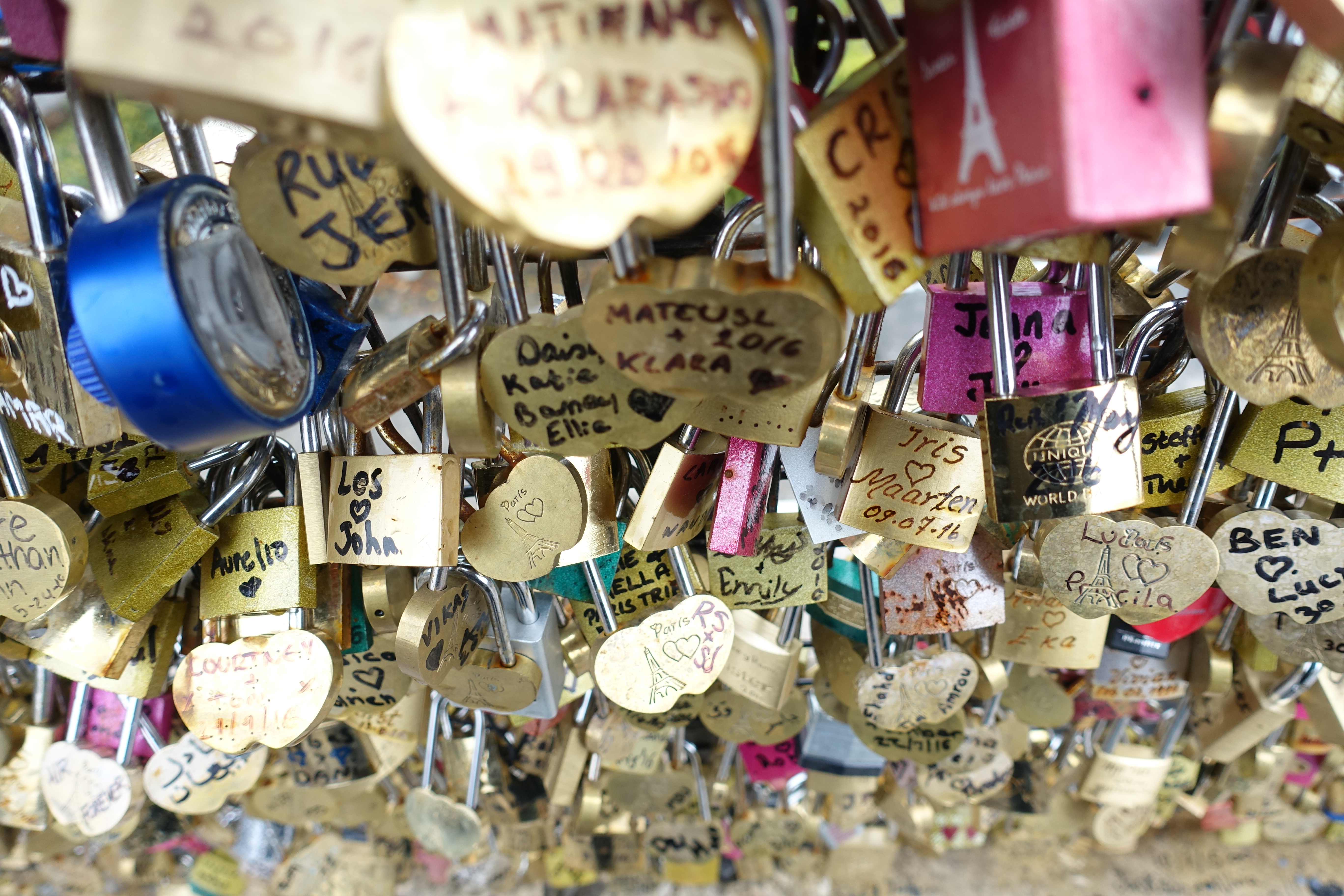 File:Love locks @ Pont Neuf @ Paris (25321430149).jpg - Wikimedia Commons