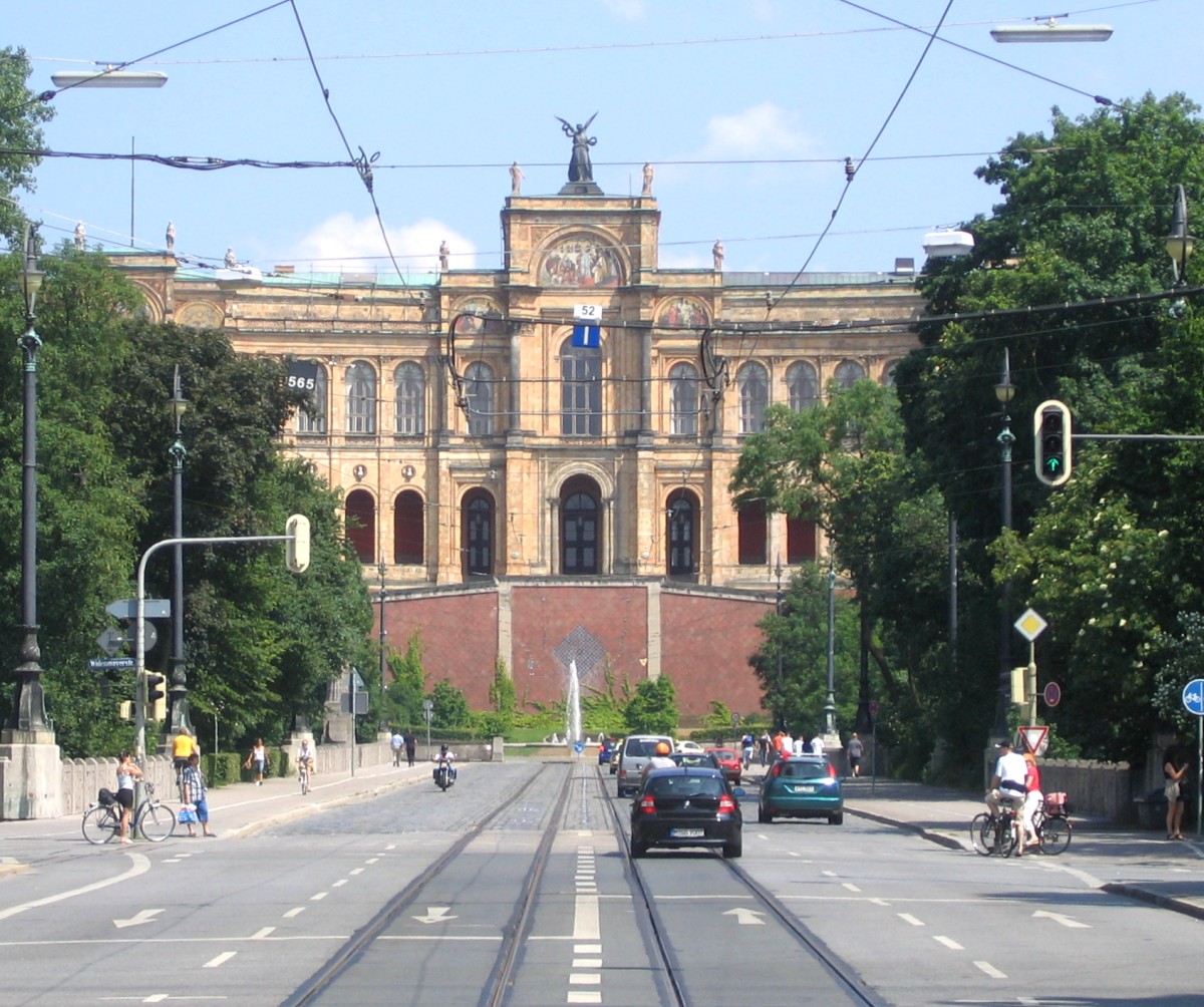 Das Maximilianeum in München, vom Maxmonument auf der Maximilianstraße aus gesehen.