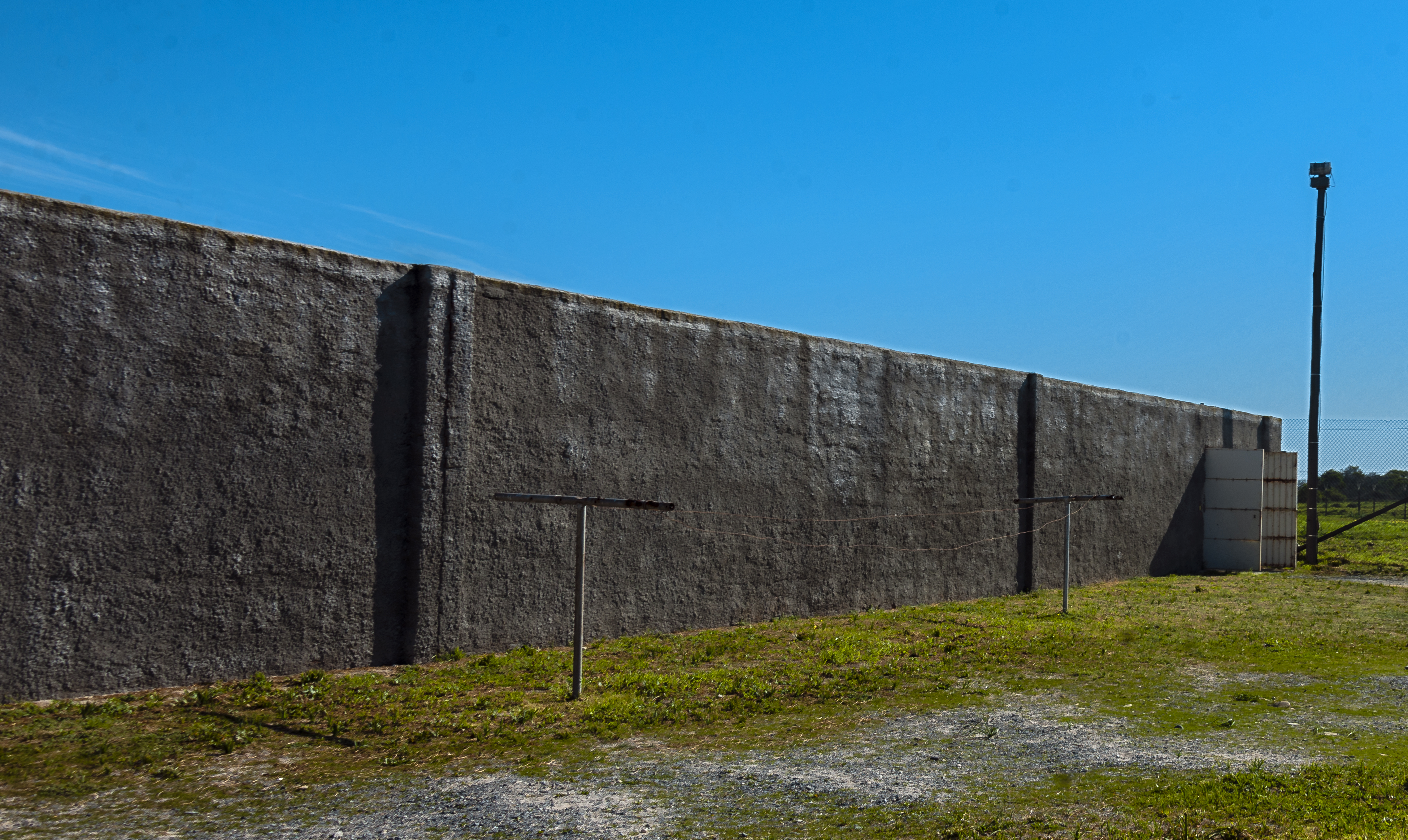 Maximum_security_prison_wall_at_Robben_I