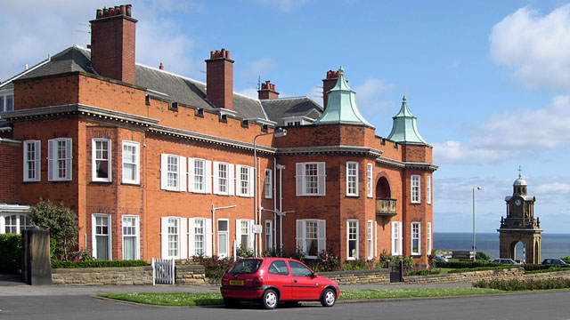 File:Red Court flats and Holbeck Clock Tower, Scarborough - geograph.org.uk - 382334.jpg