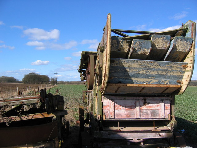 File:Redundant Machinery - geograph.org.uk - 133599.jpg