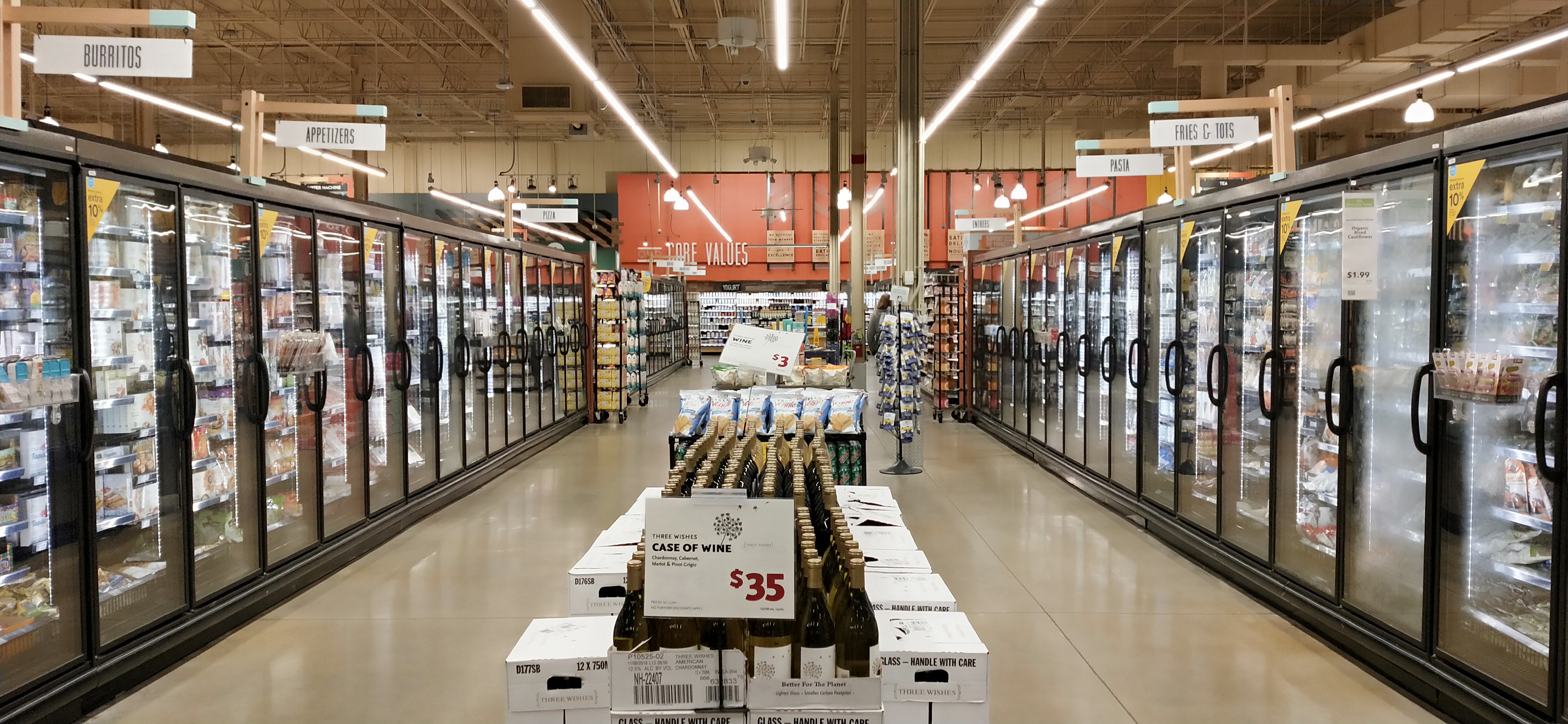 File:Refrigeration aisle.jpg - display walk in cooler