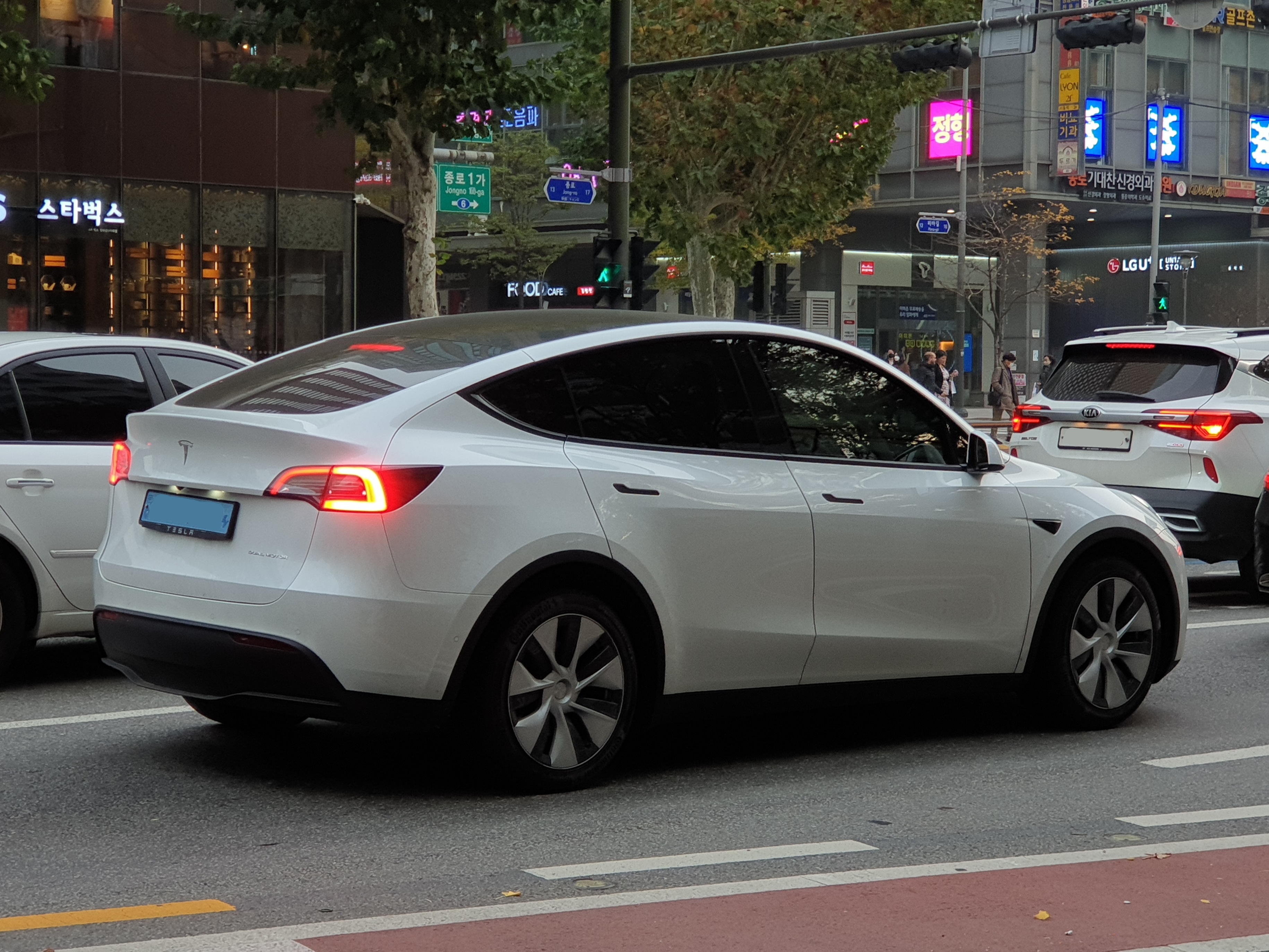 File:Tesla Model Y Dual Motor Pearl White Multi-Coat (2).jpg - Wikimedia  Commons