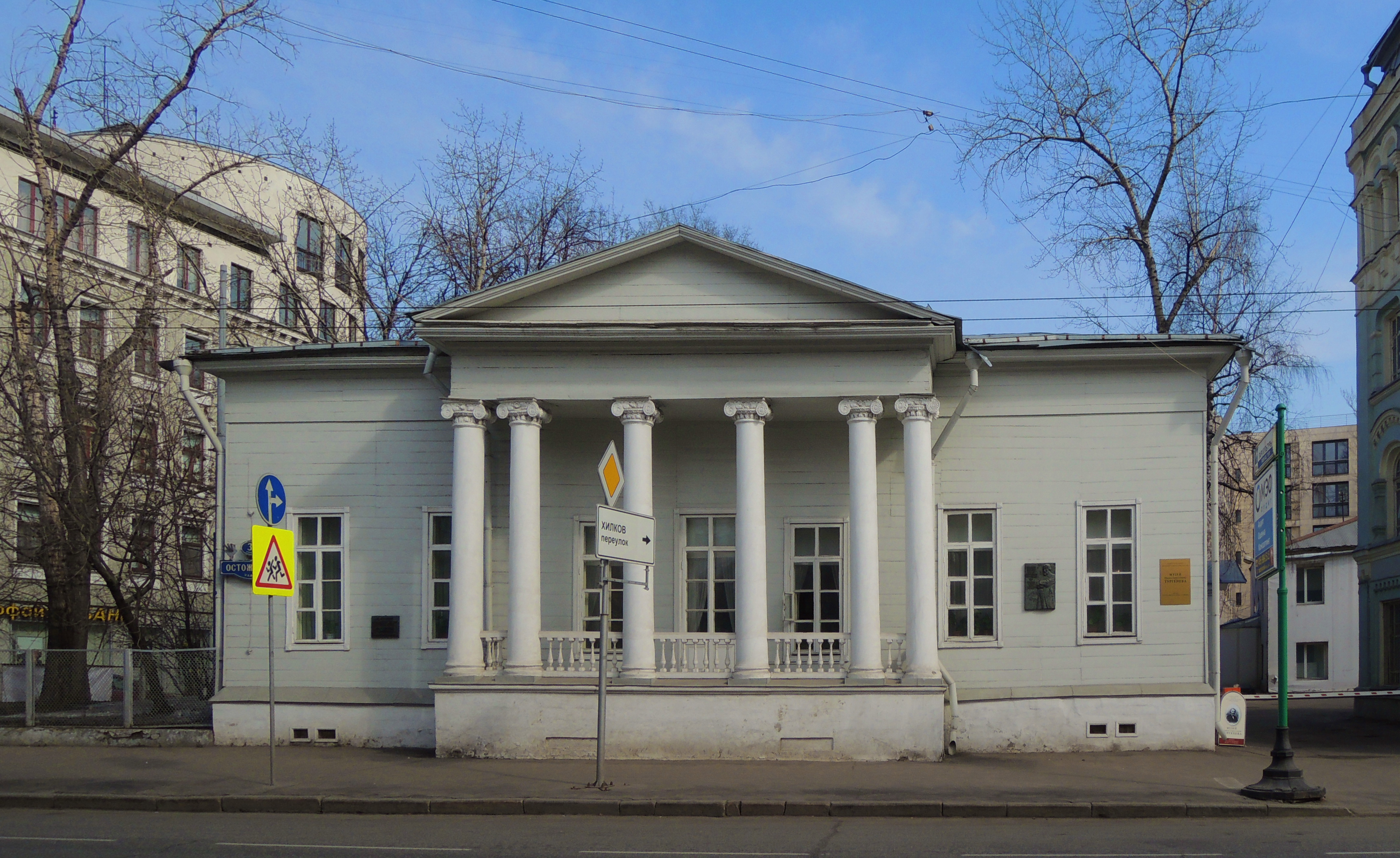 москвы в сером доме с белыми колоннами антресолью и покривившимся (100) фото