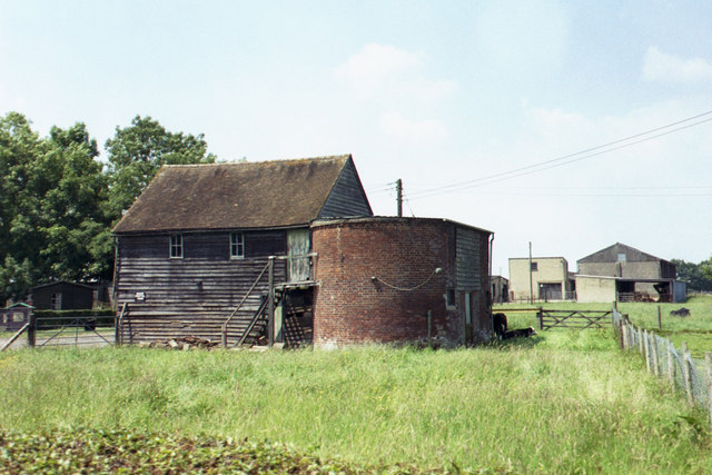 File:Unconverted Oast House at Broad Forstal Farm, Tilden Lane, Marden, Kent - geograph.org.uk - 629034.jpg