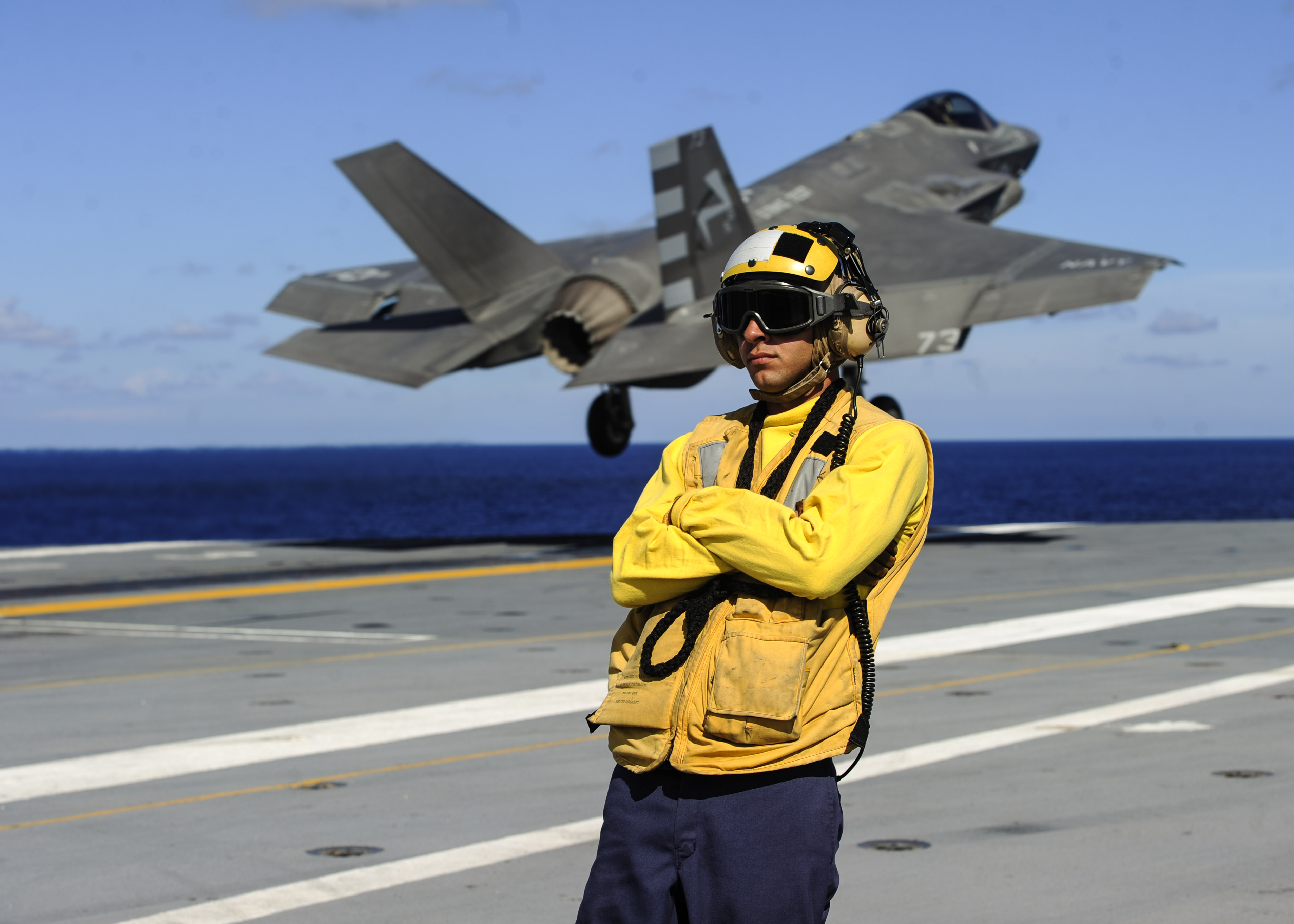 File Vx 23 F 35c Lighting Ii Taking Off During Touch And Go Landing On Uss George Washington Cvn 73 Watched By Plane Handler 1600 N Vh385 6 Jpg Wikimedia Commons