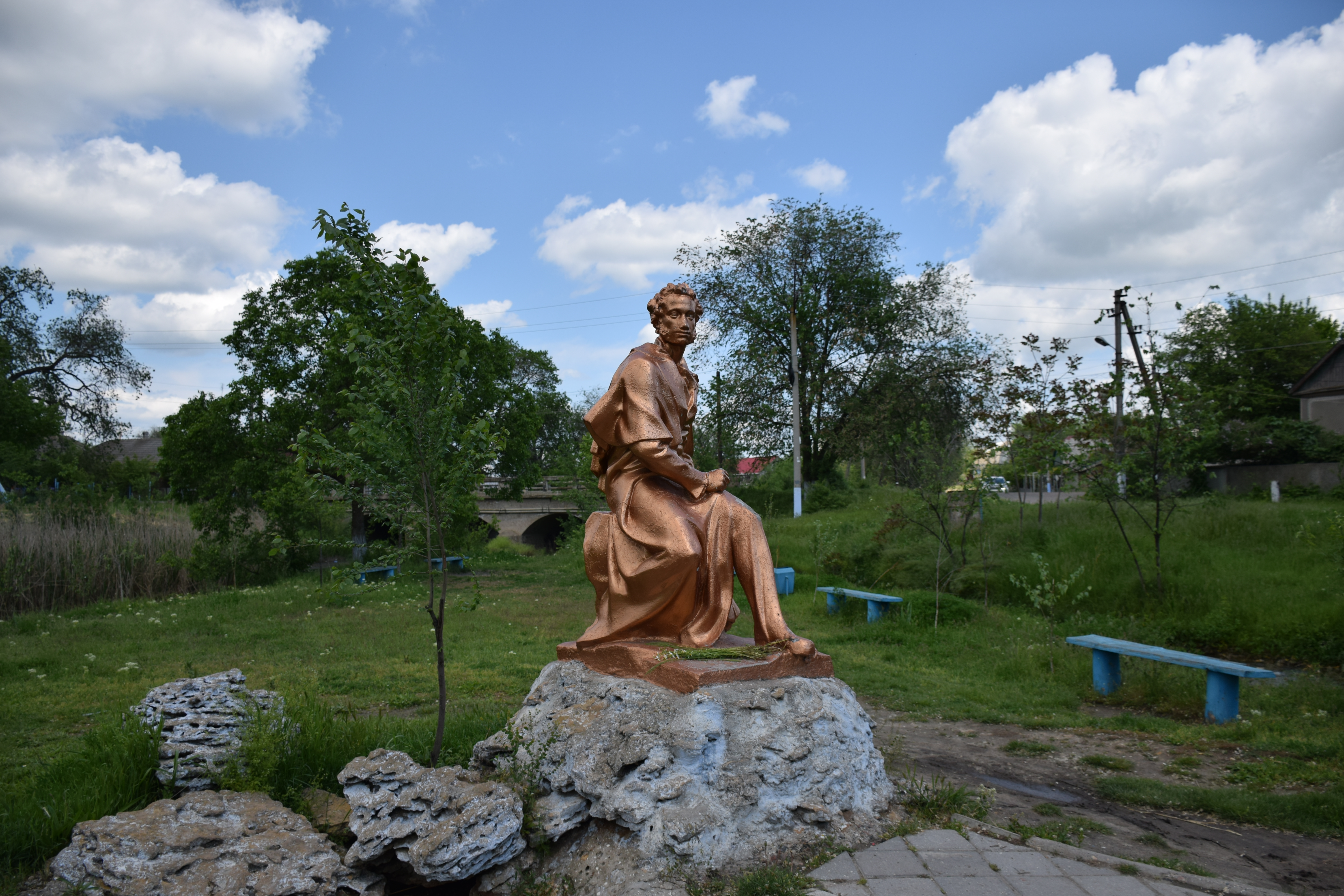 Татарбунары одесская. Татарбунары. Памятник Пушкину в Татарбунарах. Татарбунары речка памятник Пушкина.