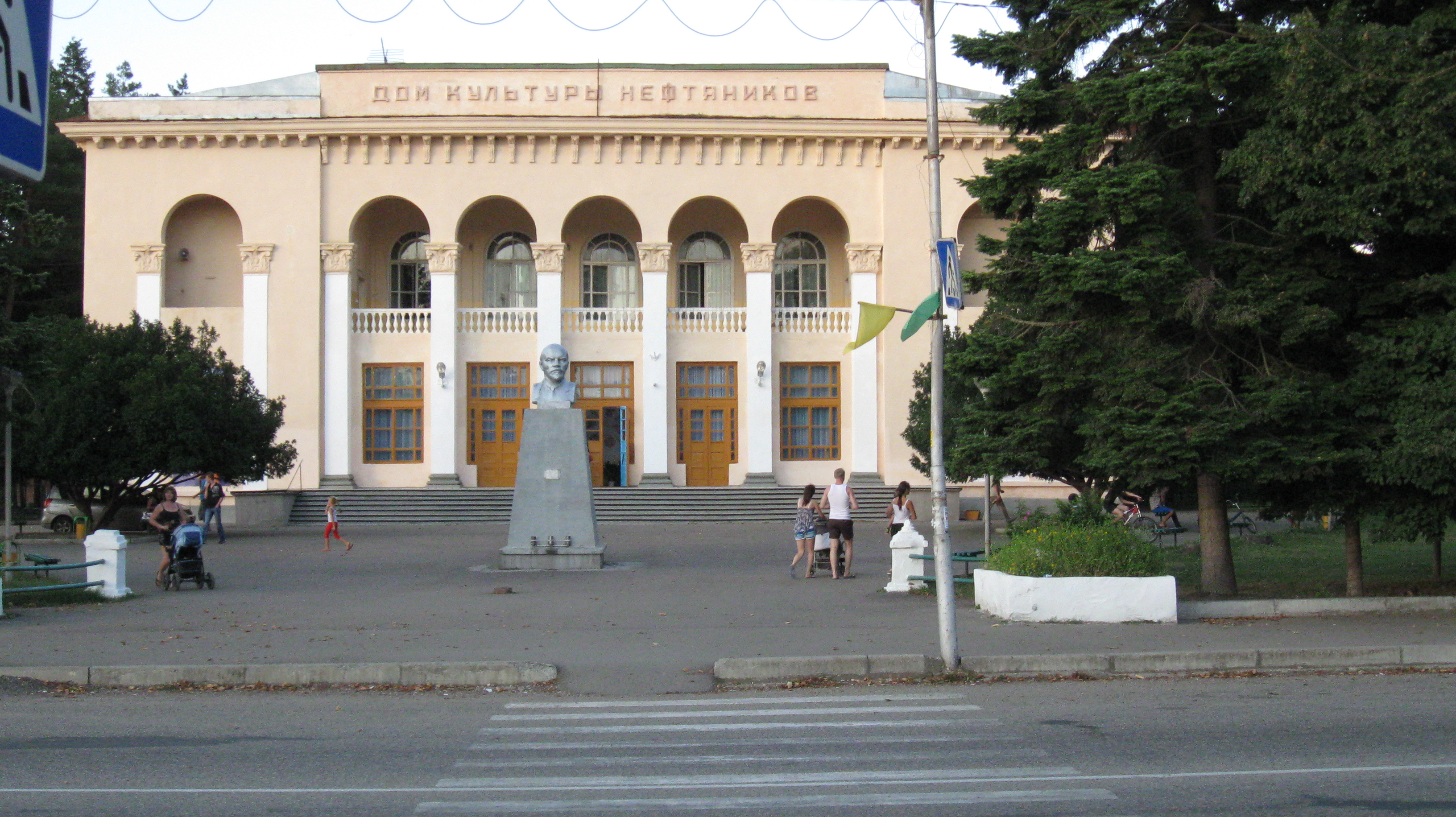 Хадыженск фото. Город Хадыженск Краснодарский край. Хадыженск ДК. Хадыженск центр города. Город Хадыженск дом культуры.