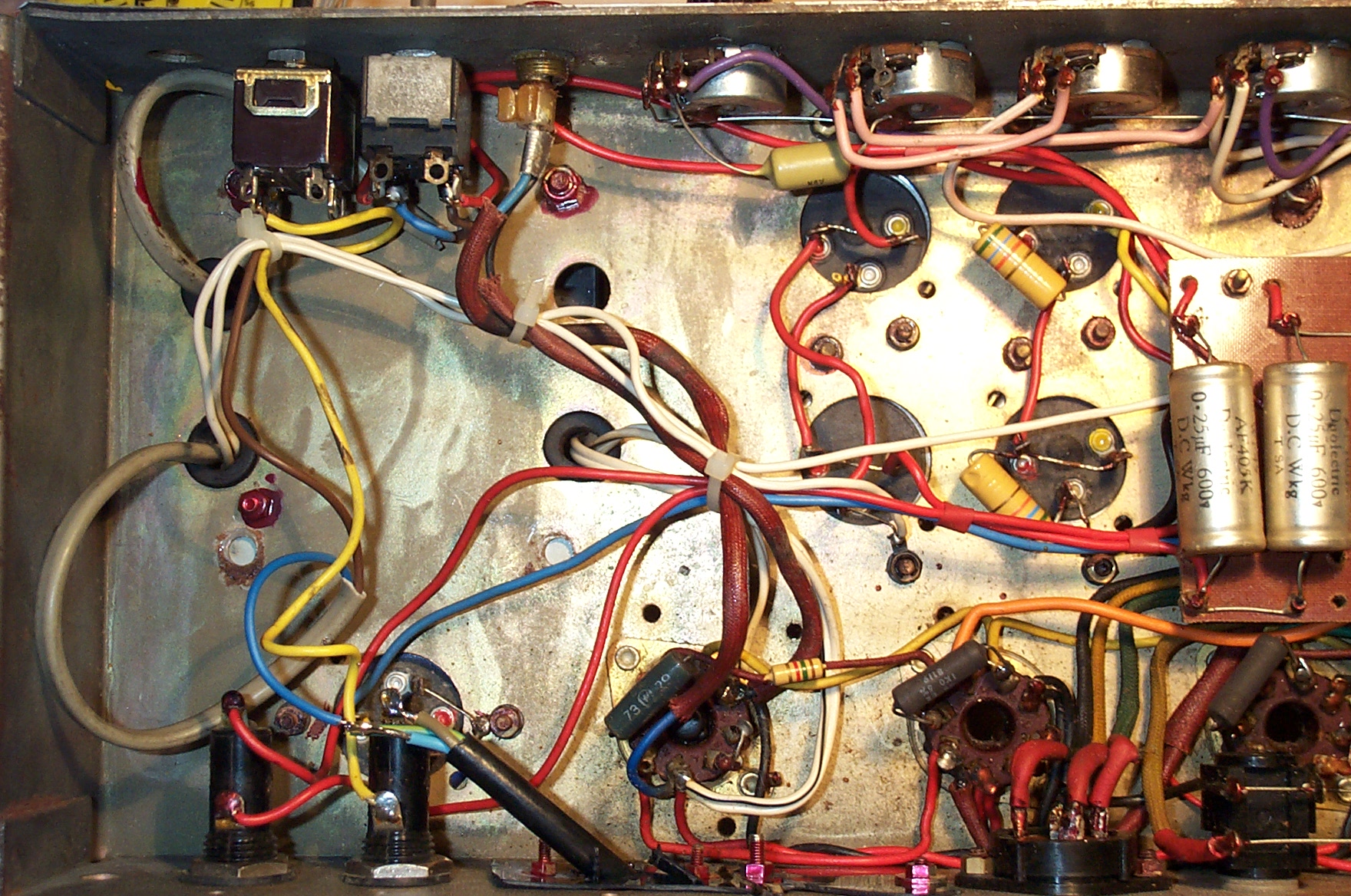 File:1970 Marshall JMP 1968 Super P.A. 100W - Switches and power