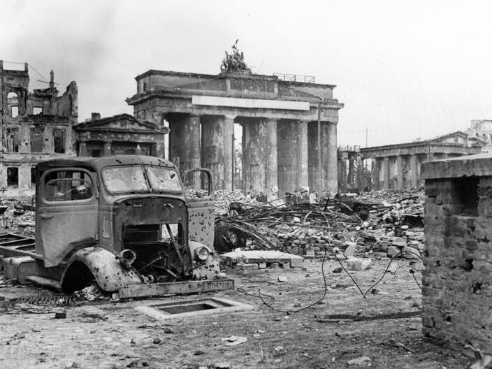 File:Aftermath of the Battle of Berlin (cropped 4to3).jpg