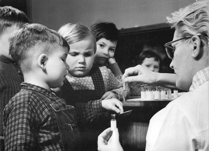 File:Bundesarchiv Bild 183-71807-0002, Kindergarten, Schutzimpfung gegen Kinderlähmung.jpg