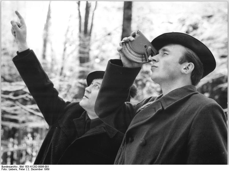 File:Bundesarchiv Bild 183-H1202-0006-001, Schwarzburg, Ausbildung zum Forstfacharbeiter, Försterdreieck.jpg