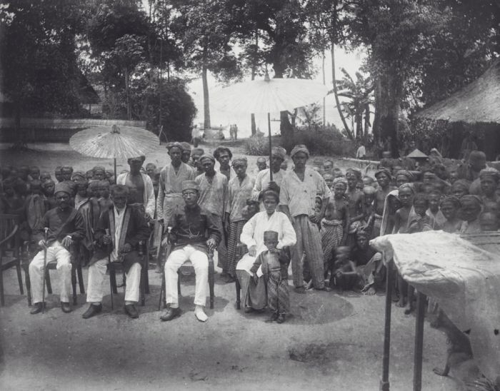 File:COLLECTIE TROPENMUSEUM Portret van een vorst met zijn gevolg Ambon TMnr 60039375.jpg