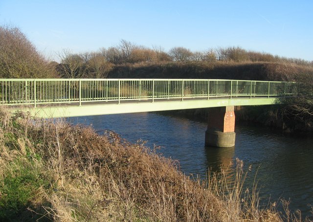 File:Canal footbridge - geograph.org.uk - 719015.jpg