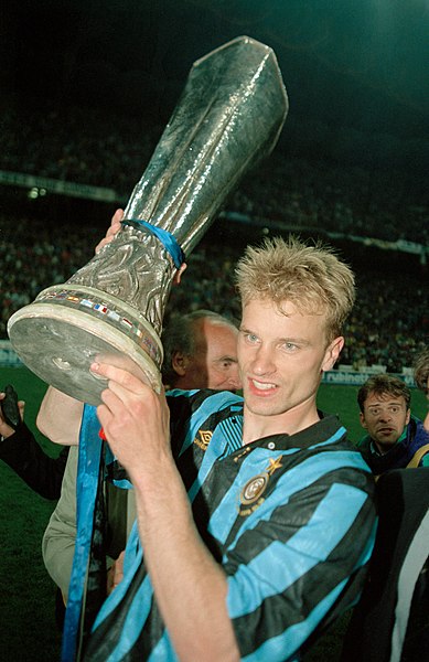 File:Dennis Bergkamp - FC Inter - Coppa UEFA 1993-94.jpg