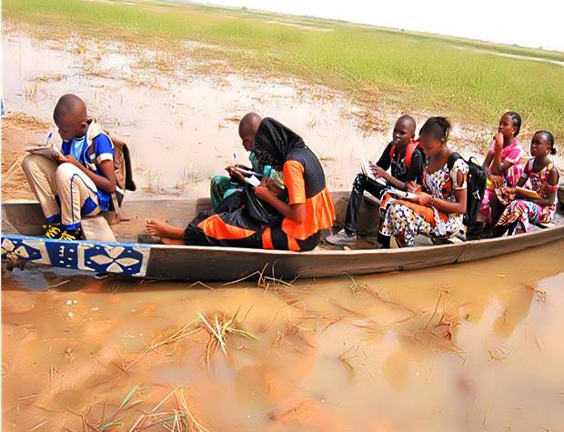 File:ELEVES DE KAYES EN ATELIER DANS UNE PIROGUE SUR LE LAC.jpg