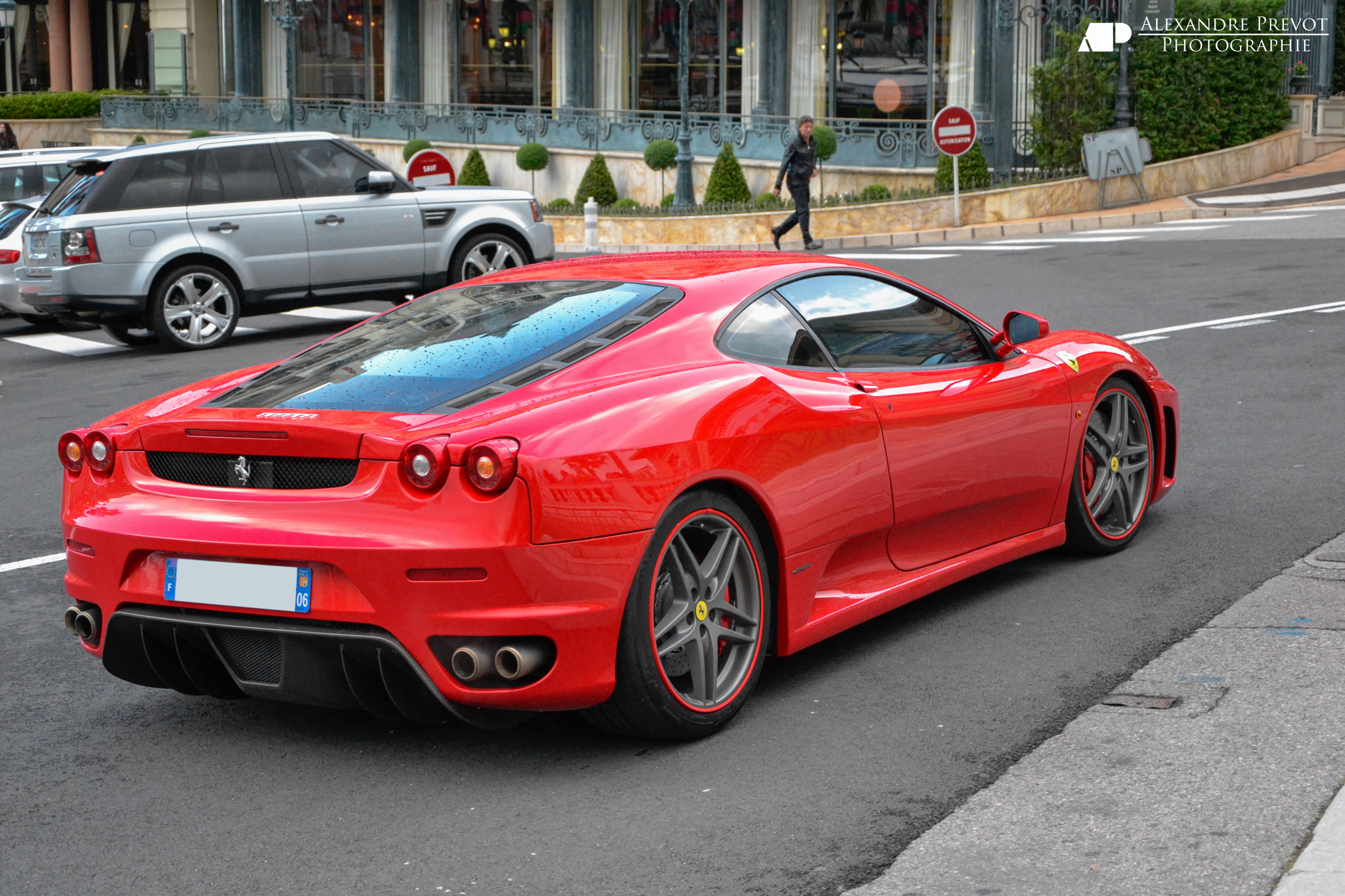 Ferrari f430 на фоне дома