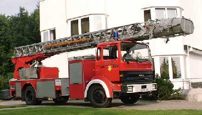 File:Feuerwehrfahrzeug-dlkgan.jpg