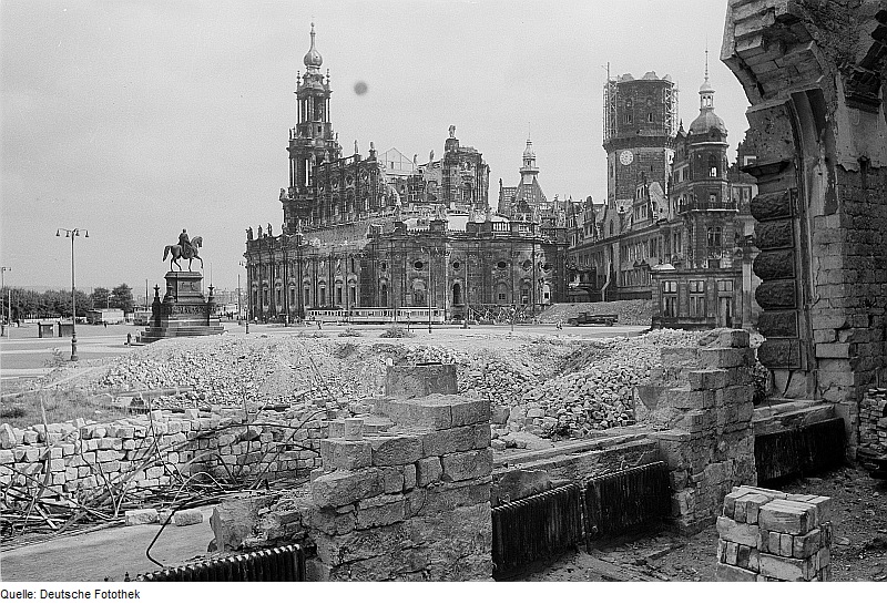 Theaterplatz. Blick nach Südosten gegen Katholische Hofkirche und Schloß (nach dem 17. September 1945)