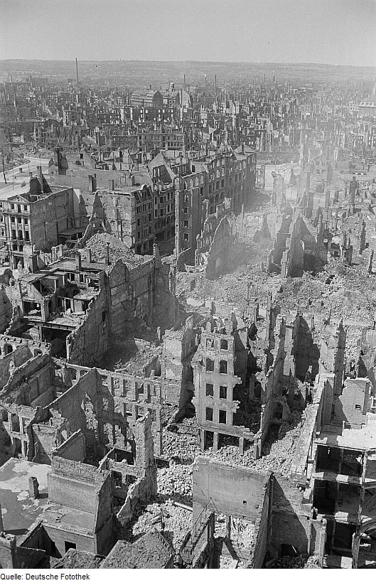 Blick von der Kreuzkirche nach Westen über die kriegszerstörte Innenstadt 1950