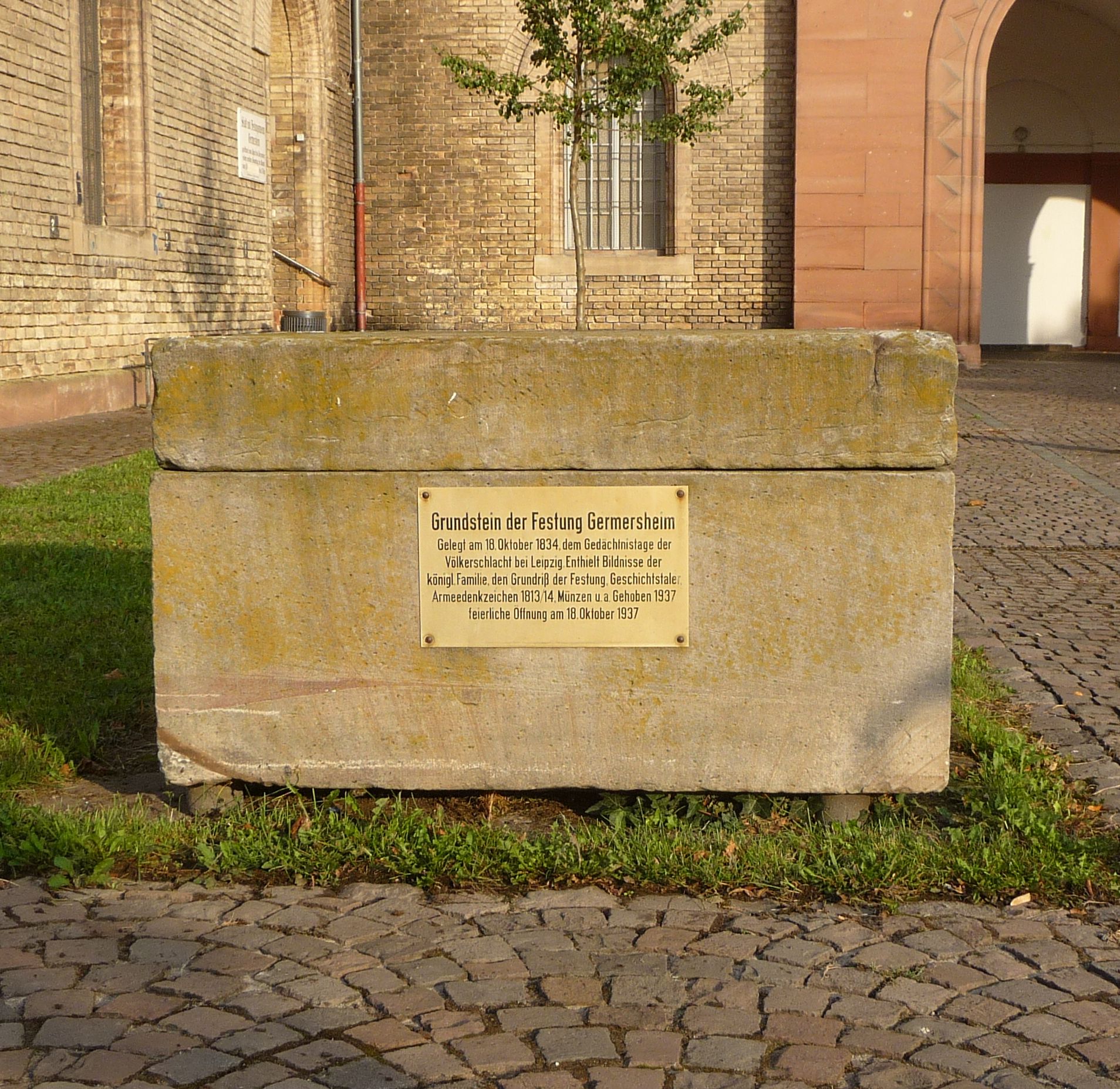 Der Grundstein der Festung Germersheim vor dem Stadt- und Festungsmuseum im Ludwigstor (Foto Immanuel Giel)
