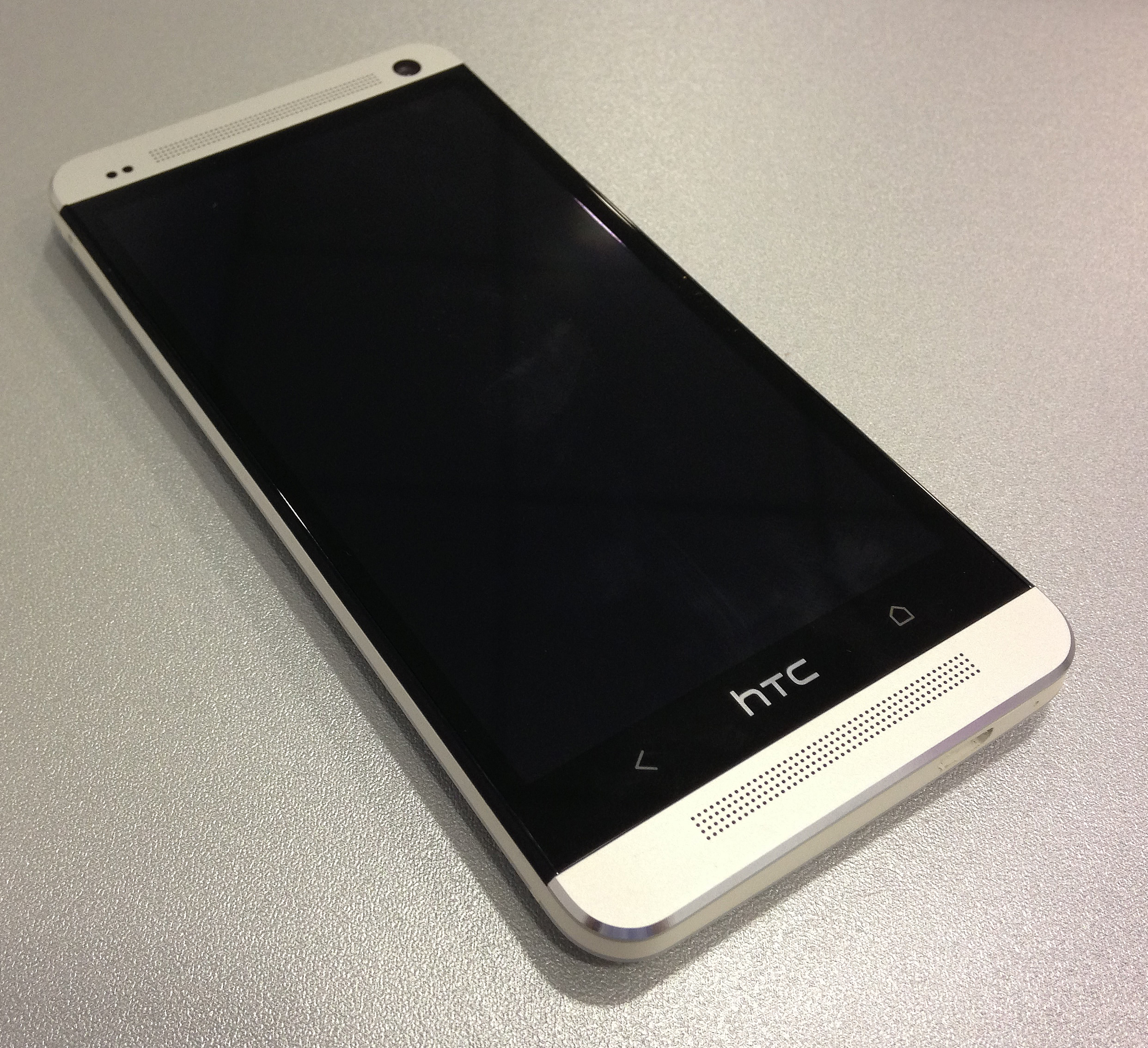 Файл:HTC One Diagonal View.jpg — Википедия