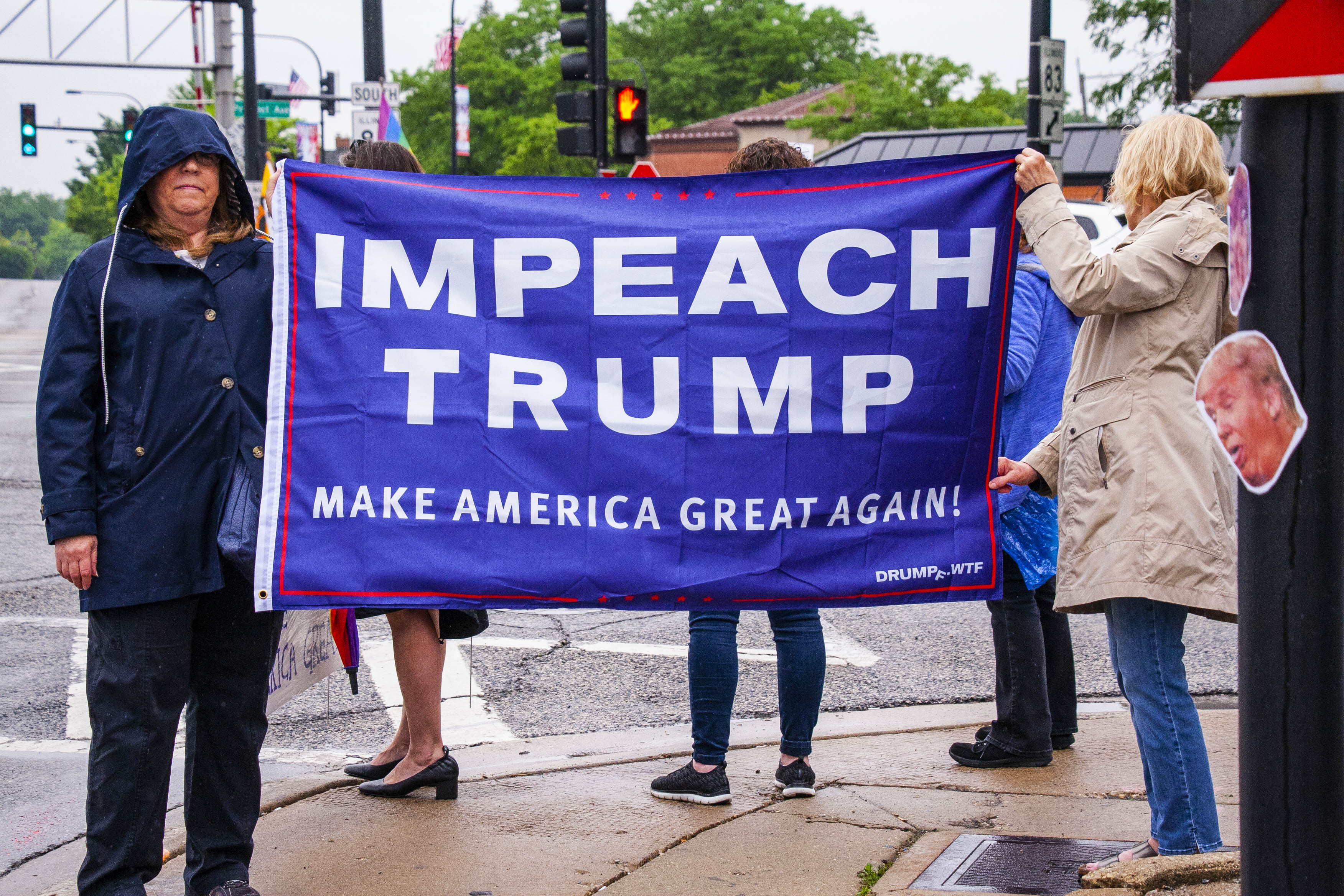 Fil:Impeach Trump Mt. Prospect Illinois 6-15-19 (48071579247).jpg - Wikipedia, den frie encyklopædi