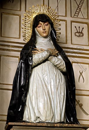 File:José de Mora Virgen de la Soledad 1671 iglesia de Santa Ana Granada.jpg
