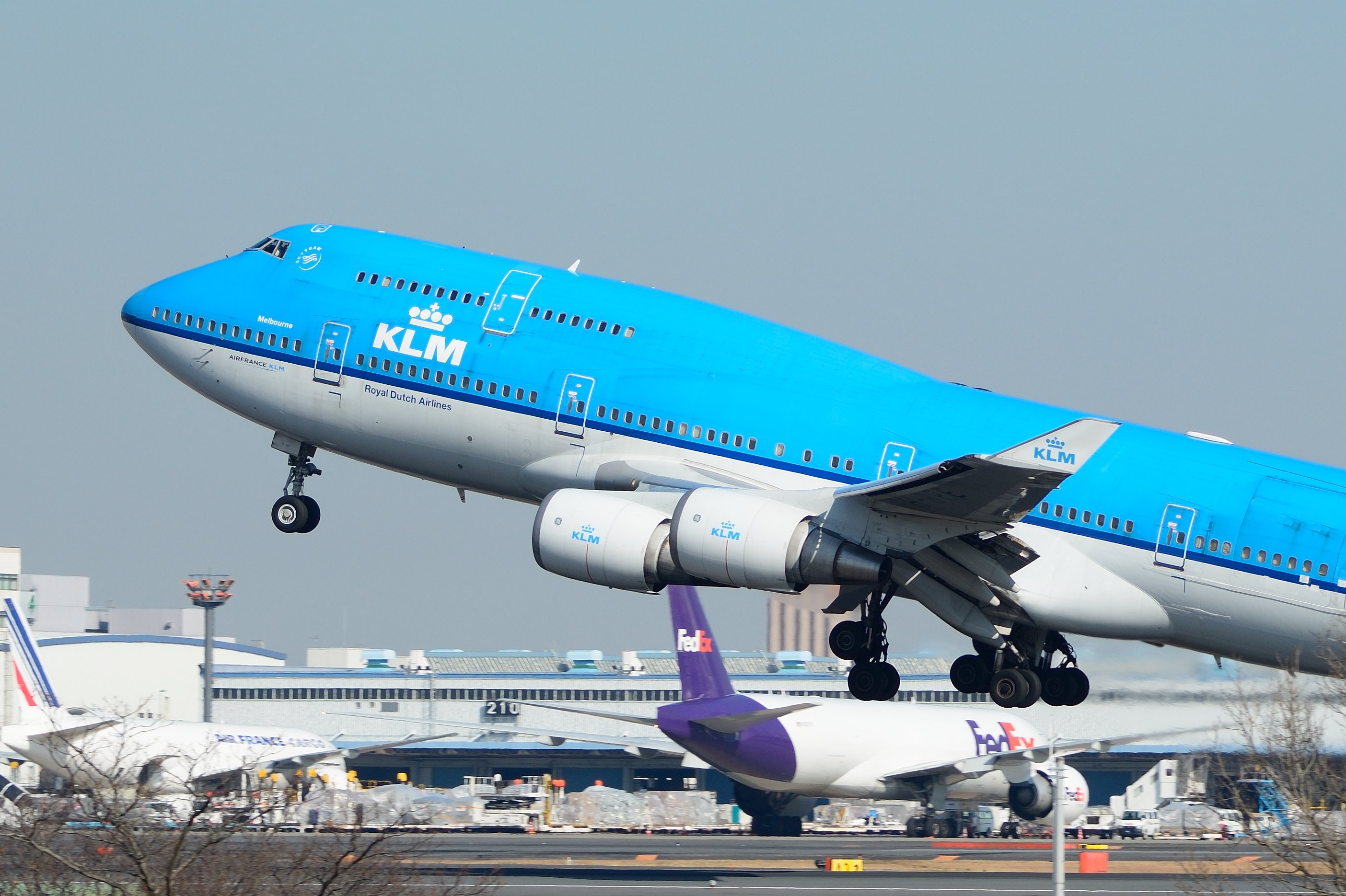 File:KLM Royal Dutch Airlines, Boeing 747-400, PH-BFE - NRT