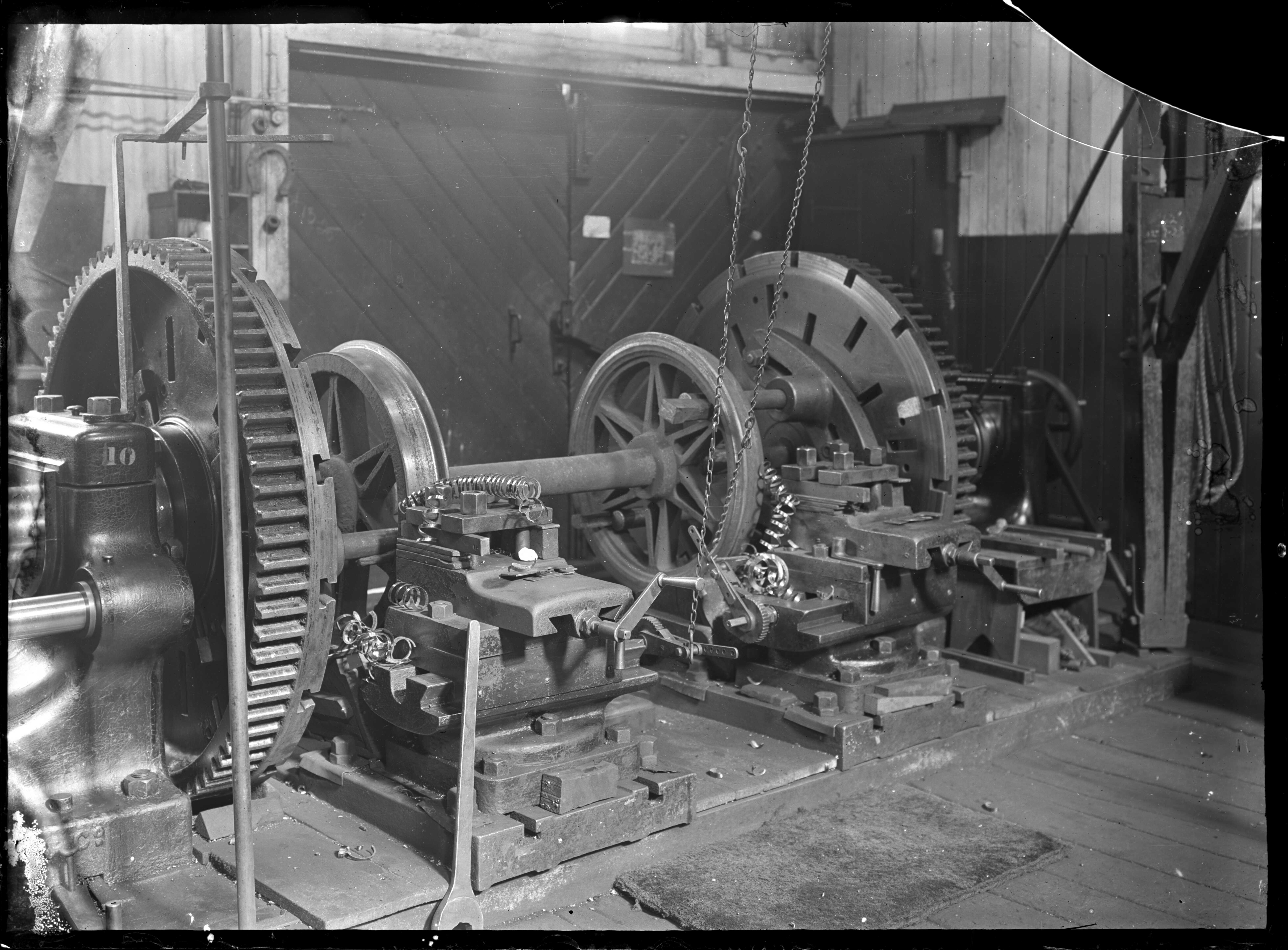 Locomotive car and wagon wheel centre lathe. ATLIB 288033.png English: Closeup view of a locomotive car and wagon wheel centre lathe. Photographed