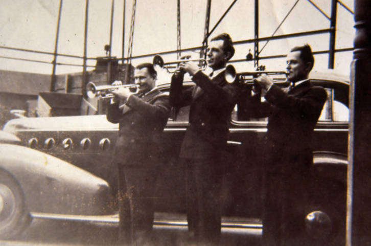 File:Musicians at the coal yard - DPLA - c8a7388ca20497adf863257a4a0cfa38.jpg