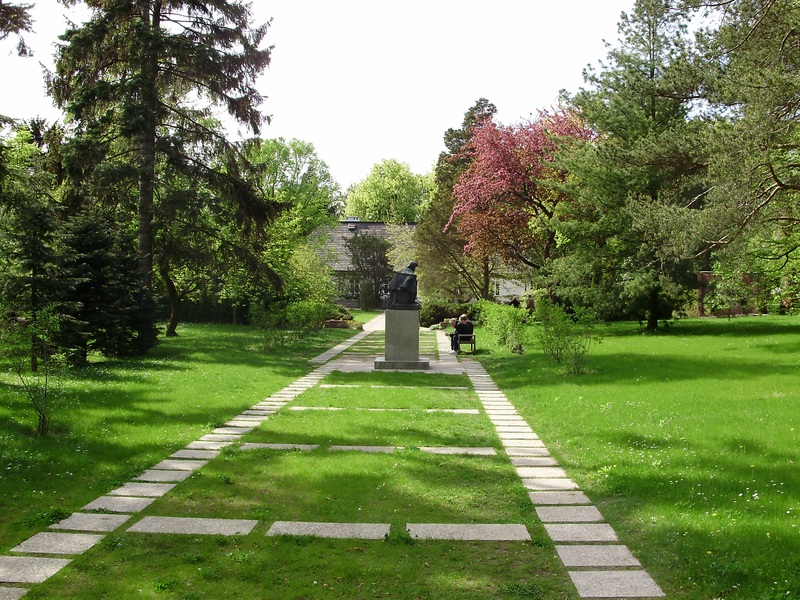 File:PL Chopin monument in Zelazowa Wola 03.JPG