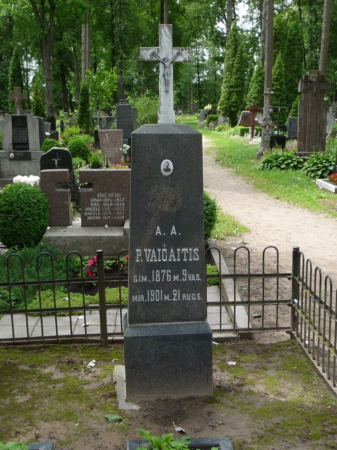 Vaičaitis' tomb in [[Sintautai]]