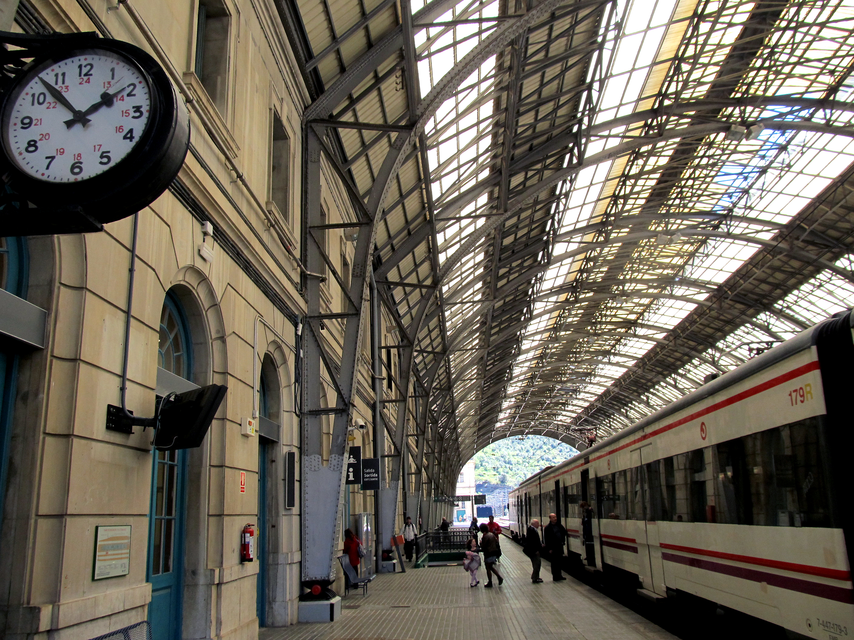 File:Portbou train station (april 2013).JPG - Wikimedia Commons