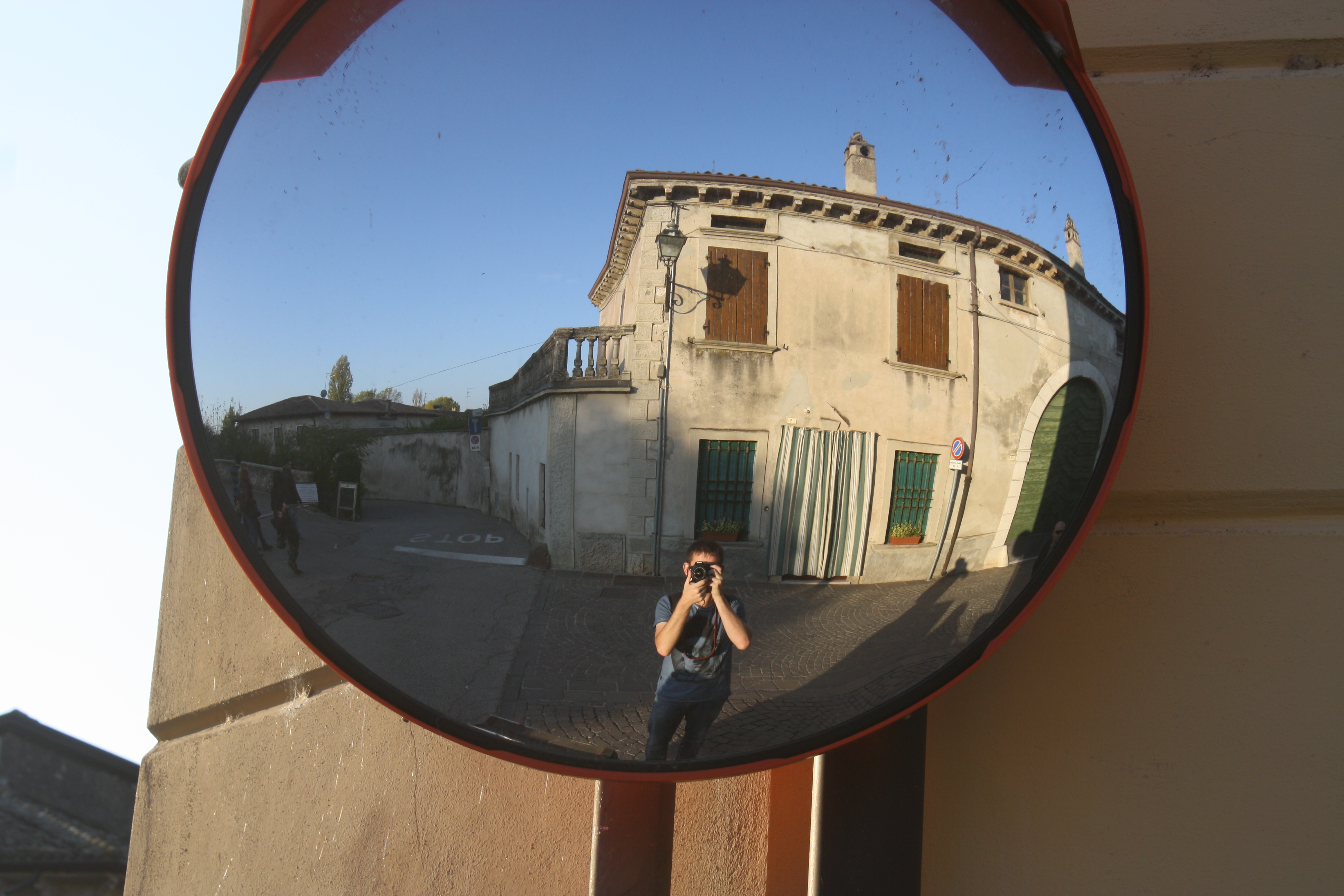 File:Selfie in a traffic mirror in Castellaro Lagusello (MN