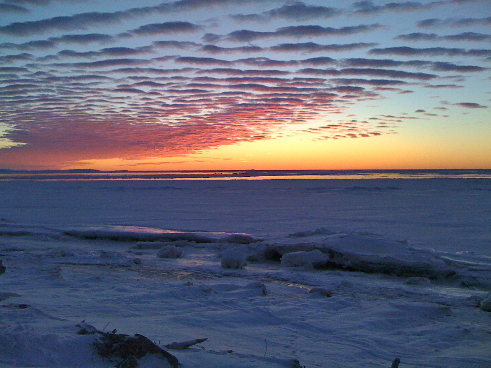 https://upload.wikimedia.org/wikipedia/commons/3/3d/Sunrise_Over_the_Bering_Sea_Elim_%289511322983%29.jpg