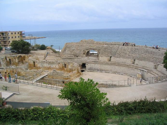 タラゴナのローマ遺跡（世界遺産）と地中海 Wikipediaより