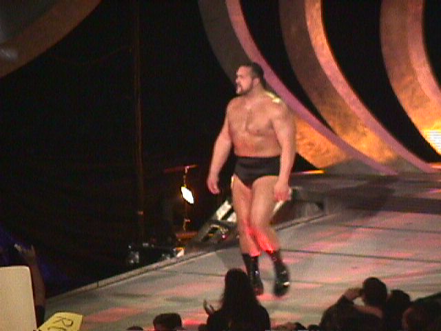 https://upload.wikimedia.org/wikipedia/commons/3/3d/The_Big_Show_1999_WWF_Smackdown_%28WWE%29.jpg