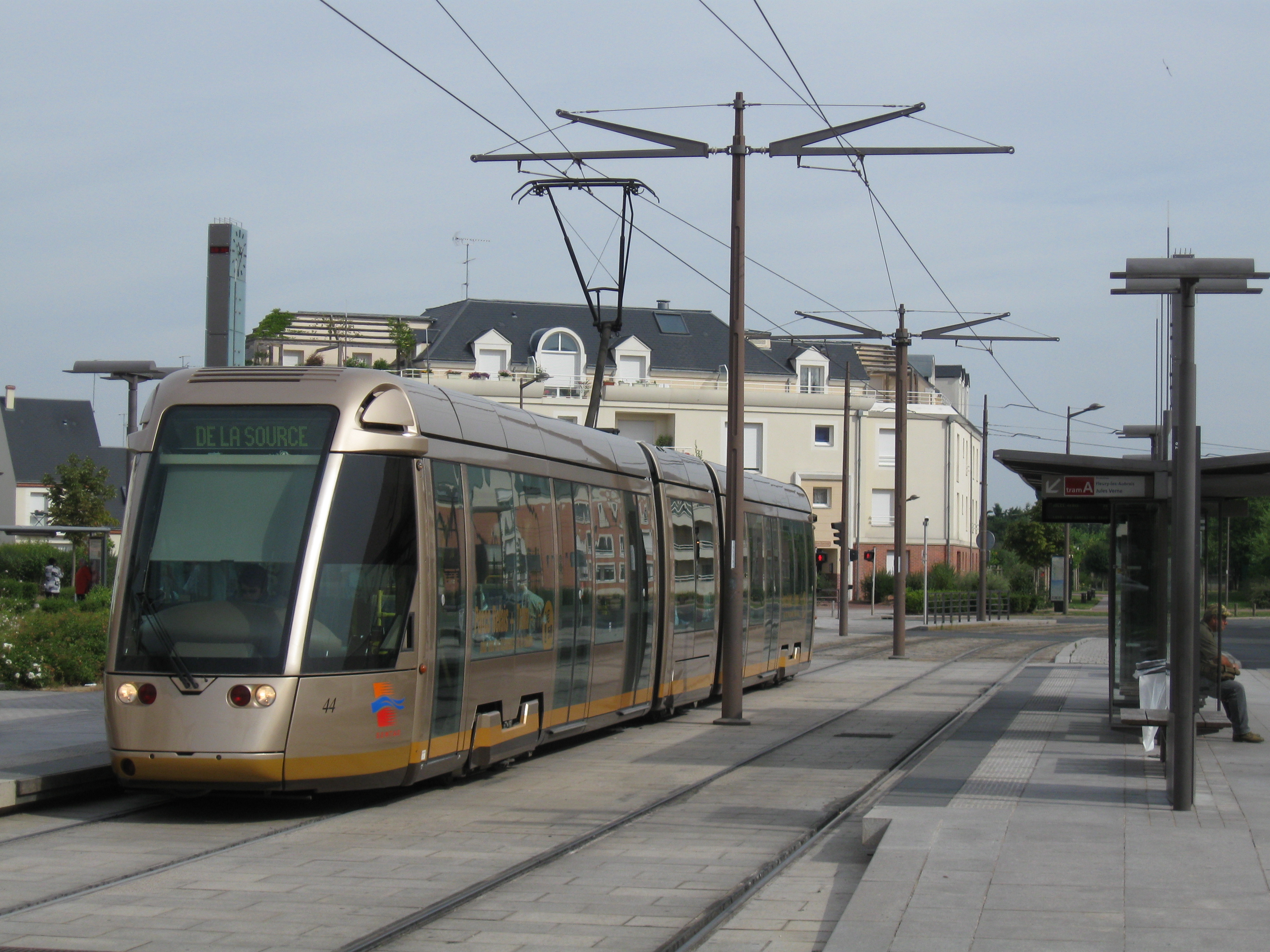 https://upload.wikimedia.org/wikipedia/commons/3/3d/Tramway_Orleans_Victor_Hugo.jpg