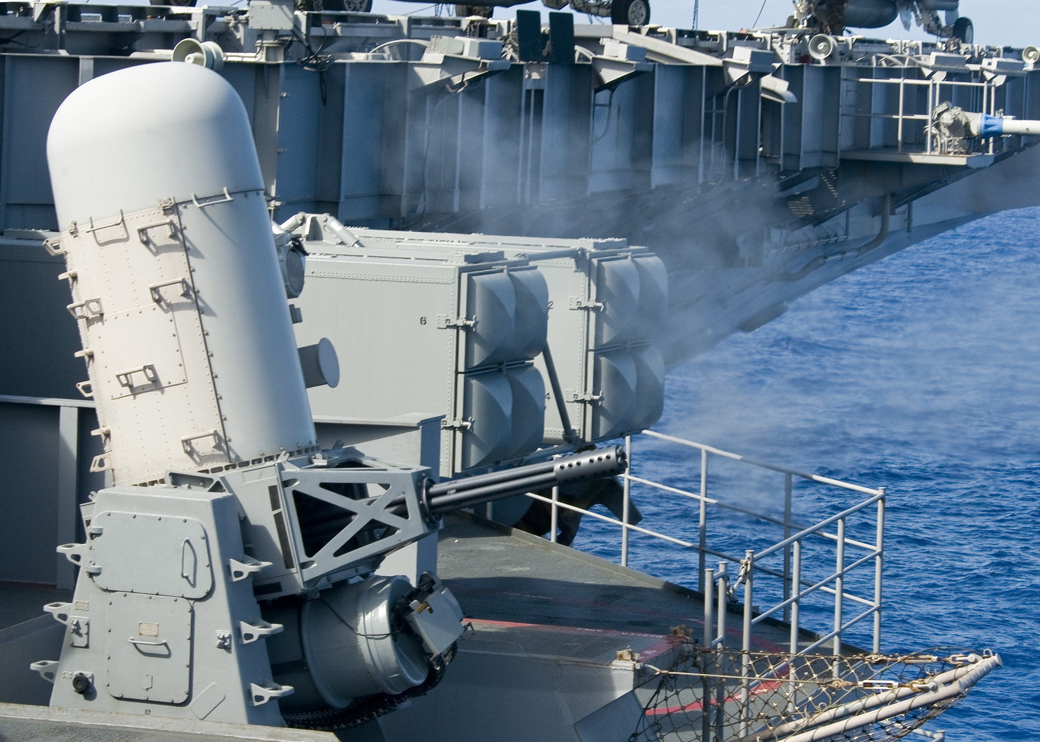 ファイル:US Navy 100629-N-0754Y-012 The aircraft carrier USS George Washington  (CVN 73) conducts a live-fire exercise of its Phalanx Close-In Weapons  System (CIWS).jpg - Wikipedia