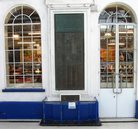 File:War Memorial, Brighton Station (geograph 2541314 by Simon Carey).jpg