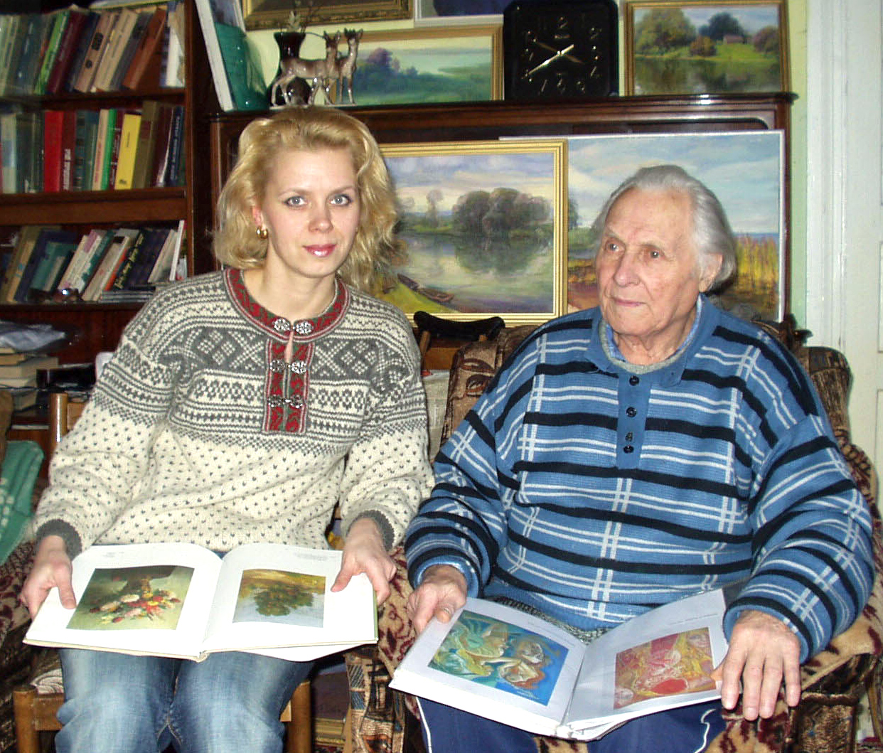 Елена Ильина со своим наставником художником Петром Явичем, учеником Ю. Пэна в его мастерской 2003
