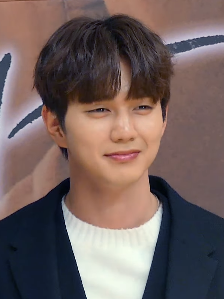 File:Yoo Seung-ho in December 2018.png