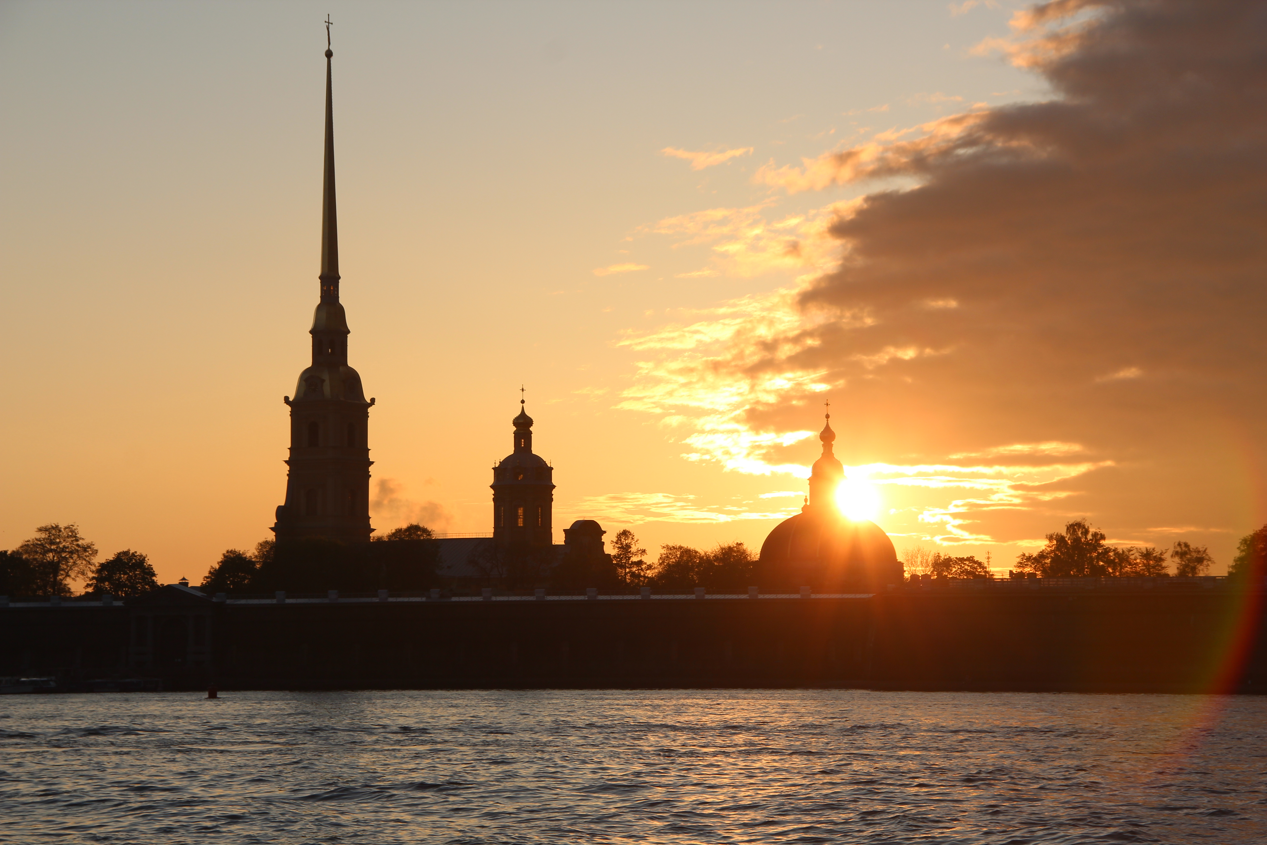 Петропавловская крепость с Невы