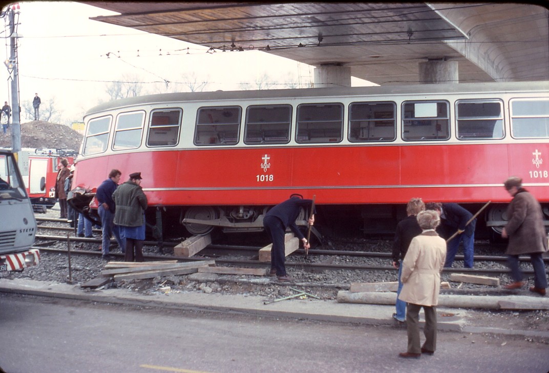 065R06311279 Strassenbahn, Unfall bei der Abfahrt von der Ersatzbrücke, Hal...