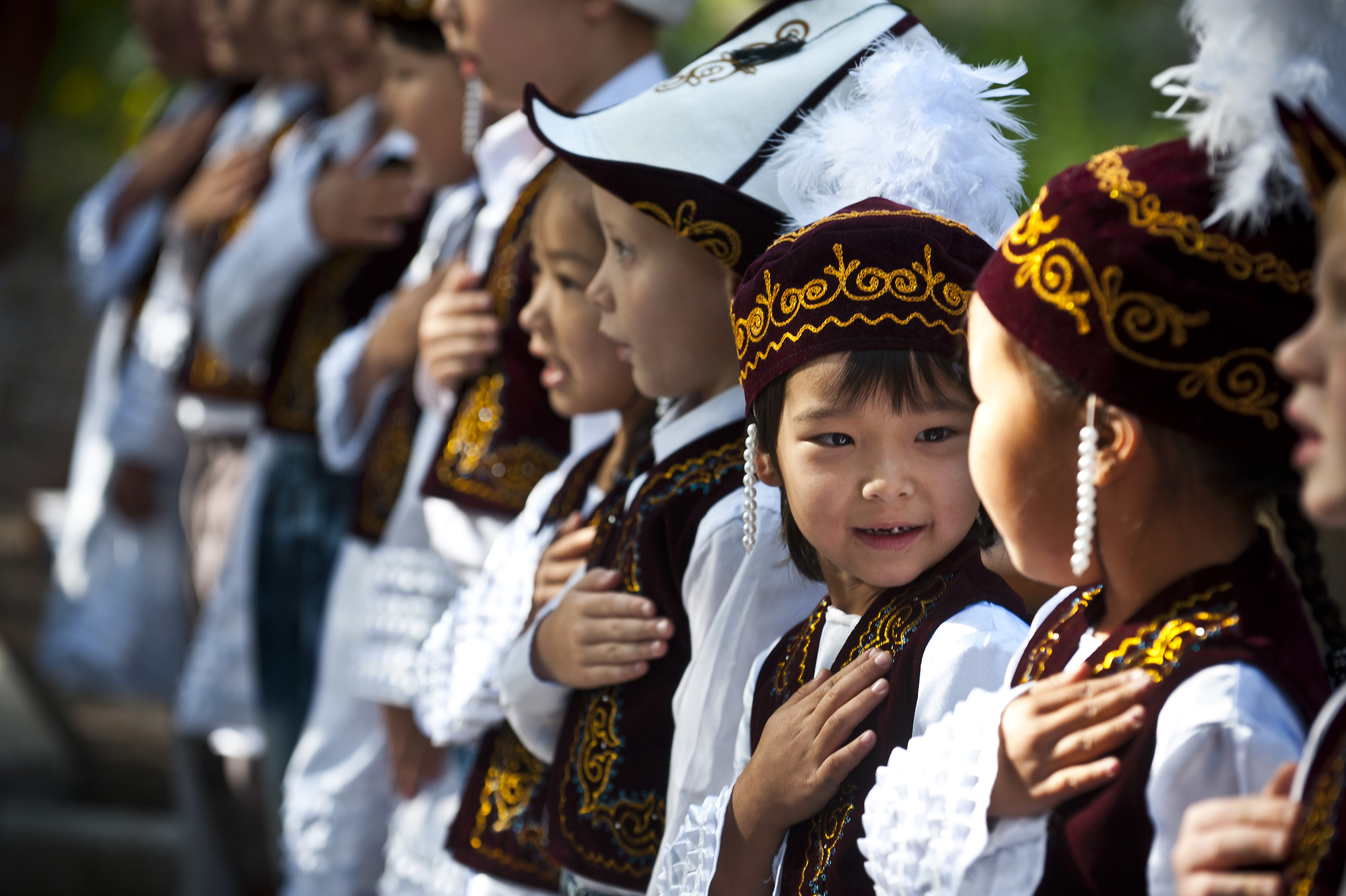 Детский кыргызстан. Дети Кыргызстана в нац одежде. Счастливые дети Кыргызстана. Кыргызстан нация. Дети в национальных костюмах.