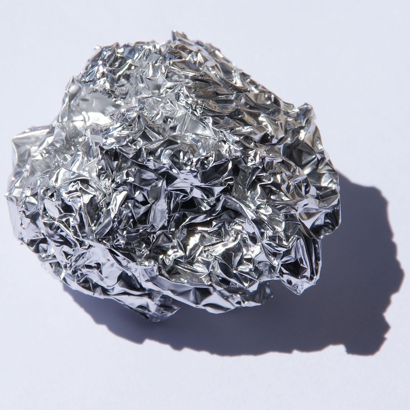 ¿Por qué el aluminio tiene baja densidad?