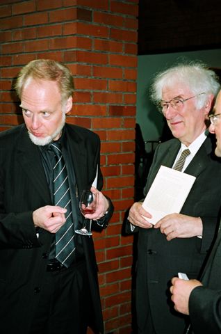 صورة:Antoni Milosz & Seamus Heaney 2004.jpg