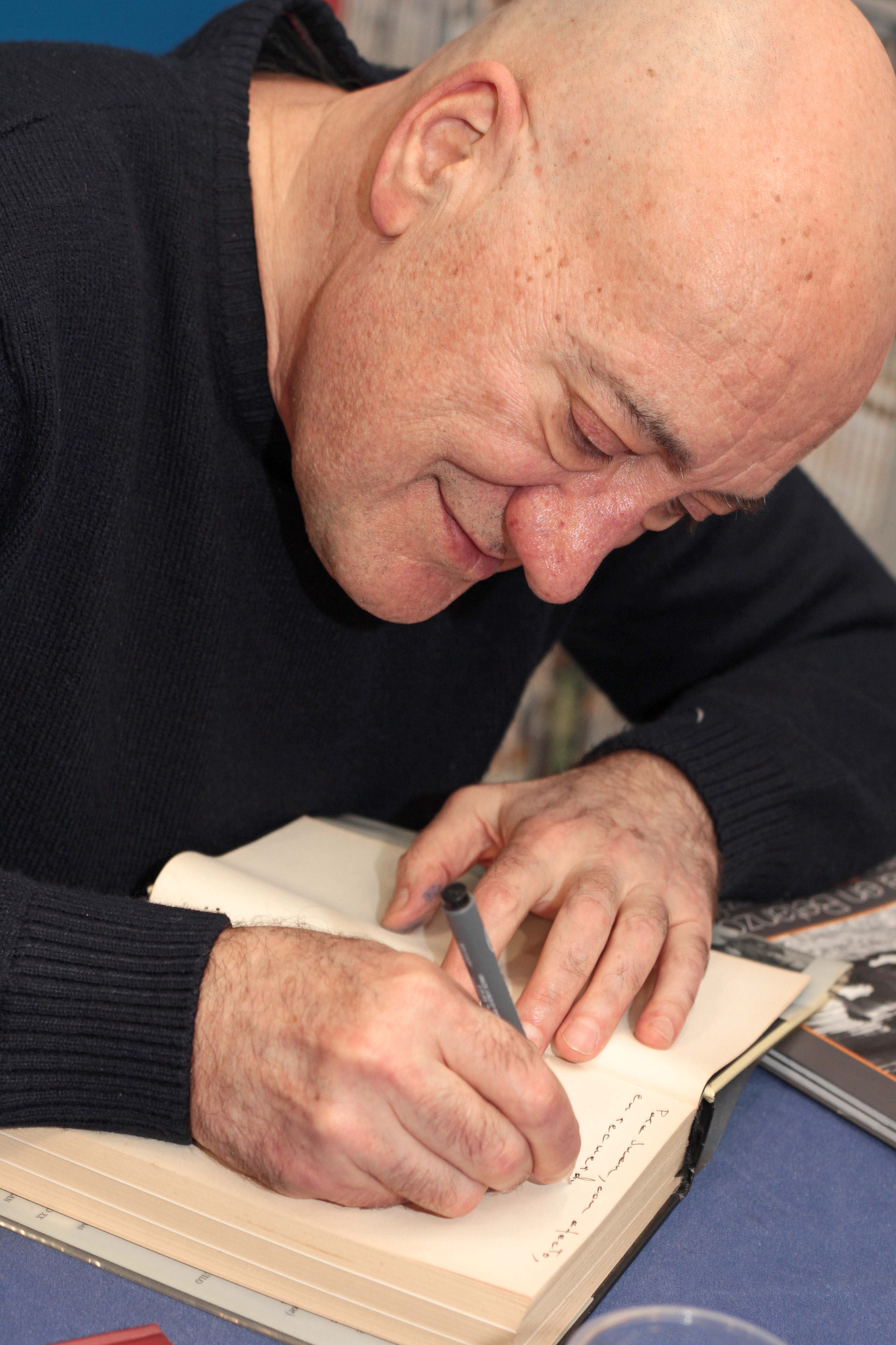 Antonio Altarriba en La Coruña dedicando una de sus obras en un encuentro con lectores